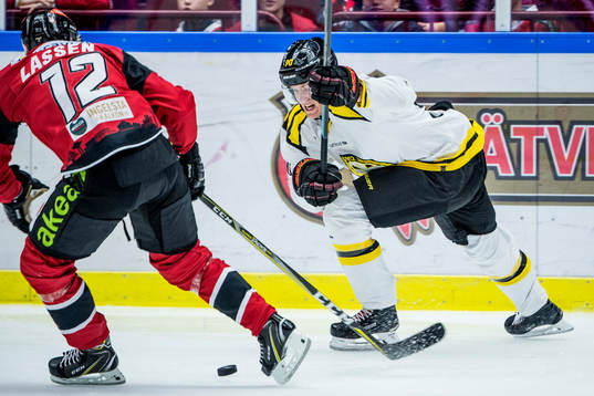 Malmö Redhawks Matias Lassen  mot Brynäs Jesper Boqvist