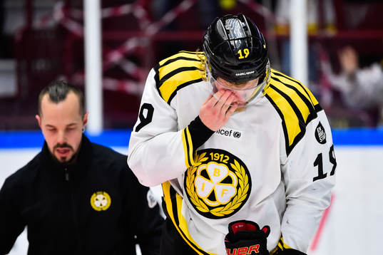Brynäs Ludvig Nilsson tar sig mot ögat