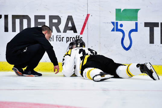 Brynäs Ludvig Nilsson ligger på isen