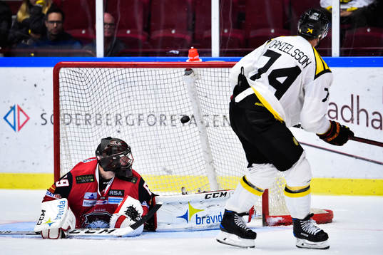 Brynäs Nicklas Danielsson gör 2-3-målet på straff