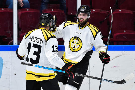 Brynäs Robert Kousal jublar med lagkamrater
