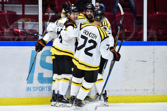 Brynäs Robert Kousal jublar med lagkamrater