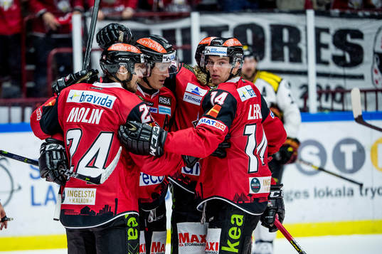 Malmö Redhawks Emil Molin jublar med Emil Sylvegård,