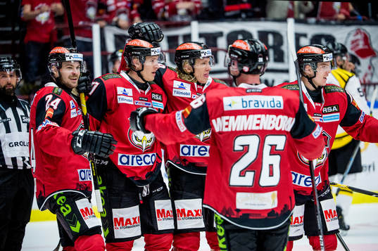 Malmö Redhawks Emil Molin jublar med Emil Sylvegård,