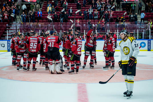 Malmö Redhawks spelare jublar