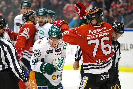 Färjestads Sebastian Erixon och Örebros Jere Sallinen i