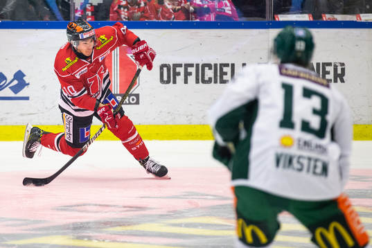 Örebros Shane Harper skjuter