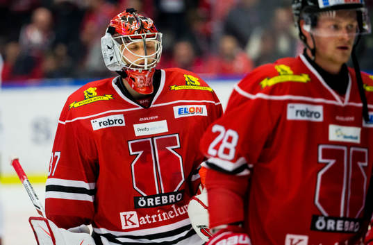 Örebros målvakt Eero Kilpeläinen deppar