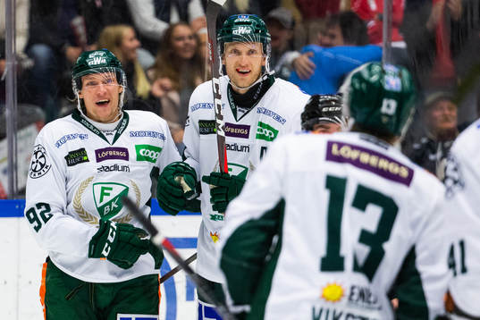 Färjestads Jesper Olofsson jublar med Johan Ryno