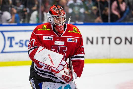 Örebros målvakt Eero Kilpeläinen deppar när han byts ut