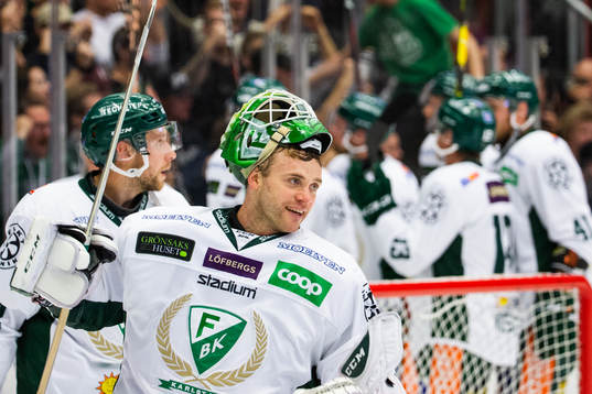 Färjestads målvakt Markus Svensson jublar