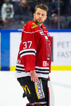 Örebros målvakt Eero Kilpeläinen deppar