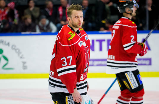 Örebros målvakt Eero Kilpeläinen deppar