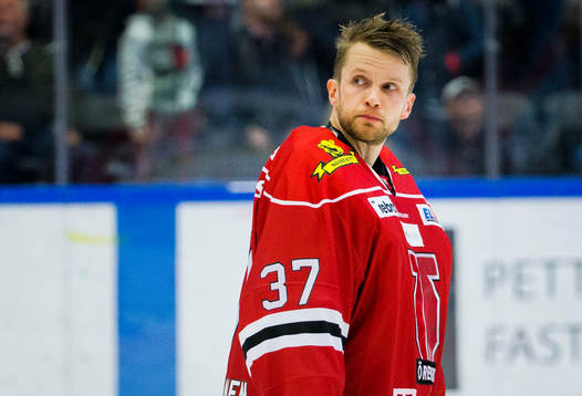 Örebros målvakt Eero Kilpeläinen deppar