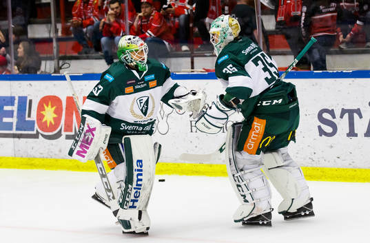 Färjestads målvakt Markus Svensson och målvakt Adam
