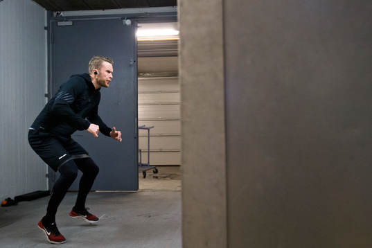 Örebros målvakt Eero Kilpeläinen värmer upp