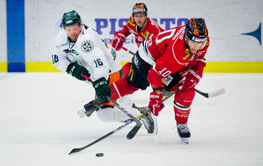 Färjestads Alexander Johansson och Örebros Shane Harper