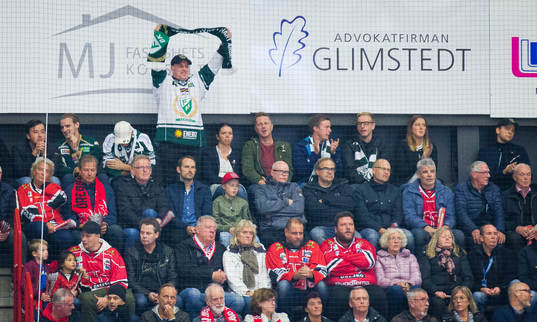 En Färjestadssupporter jublar på sittplats
