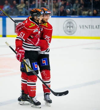 Örebros Kristian Näkyvä och Anton Hedman jublar vid 1-1