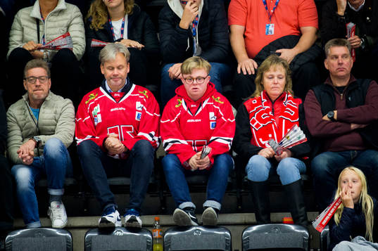 Örebrosupportrar ser deppiga ut