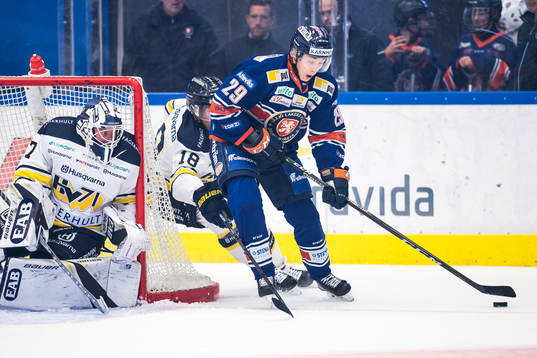 s Joakim Andersson  framför HV71:s målvakt Jonas