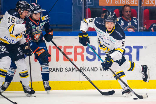 s Didrik Strömberg driver pucken
