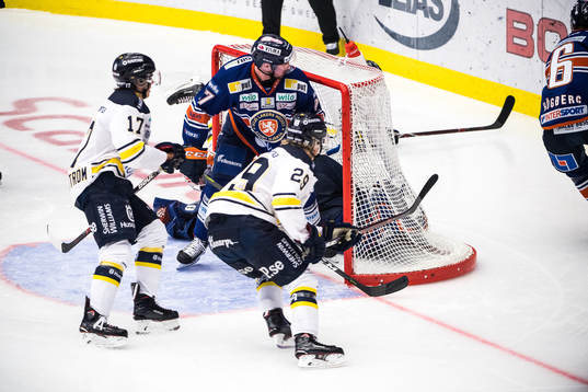 stökigt framför Växjös målvakt Viktor Andrén