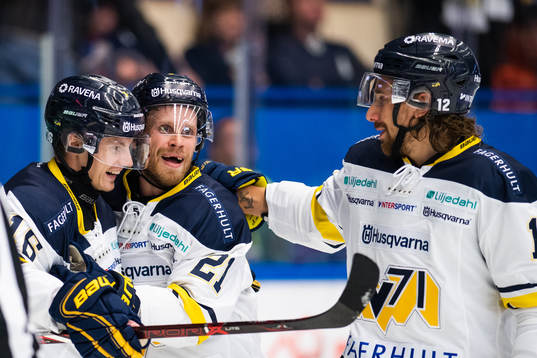s Markus Ljungh jublar med Mattias Tedenby och Andreas