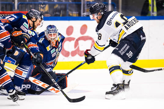 s Joakim Andersson oroar framför Växjös målvakt Viktor