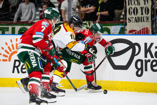 Frölundas Samuel Fagemo och Luleås Joonas Jalvanti i kamp