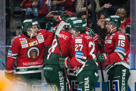 Frölundas Samuel Fagemo omfamnas av lagkamrater