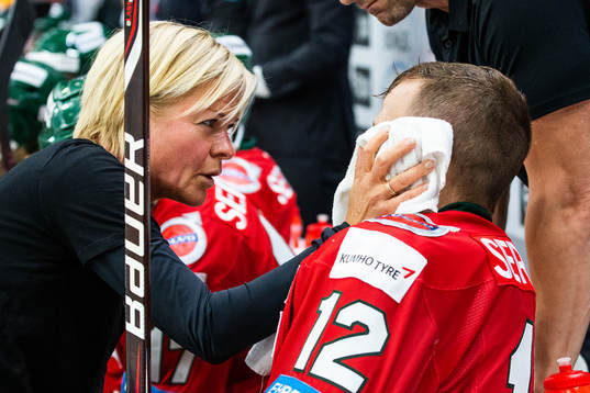 Frölundas Max Friberg får vård på bänken
