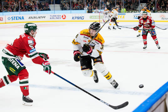 Luleås Emil Larsson och Frölundas Chay Genoway