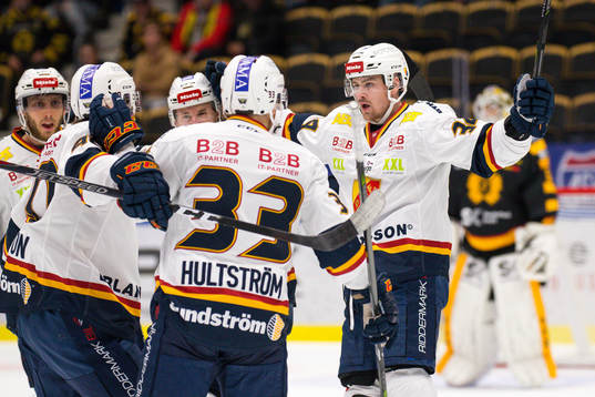 Djurgårdens Daniel Brodin och Linus Hultström jublar