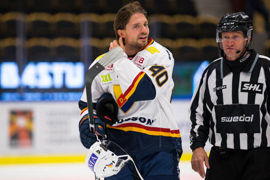 Djurgårdens Jacob Josefson och linjedomare Jan Sandström