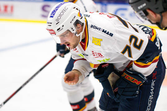 Djurgårdens Emil Bemström fick en klubba i munnen