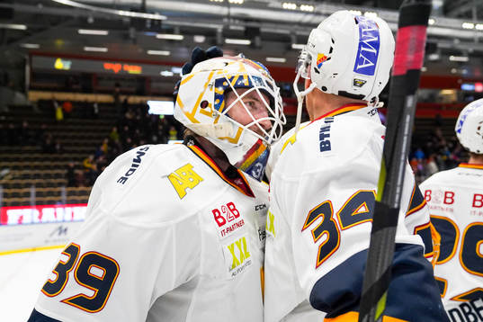 Djurgårdens målvakt Adam Reideborn kramas om av Daniel