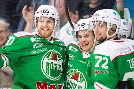 Rögles Samuel Jonsson jublar med lagkamrater