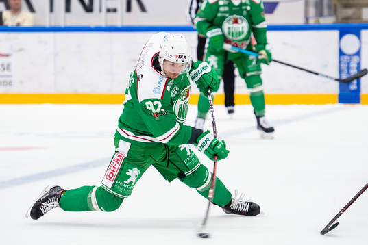 Rögles Christian Thomas skjuter