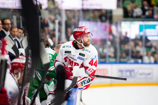 Timrås Mattias Guter sitter på sargen