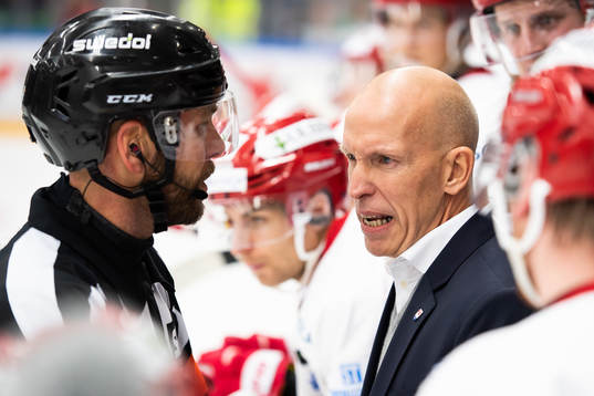 Timrås tränare Fredrik Andersson i samtal med domare