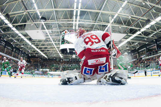Timrås målvakt Niklas Svedberg släpper in pucken bakom