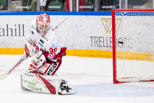 Timrås målvakt Niklas Svedberg släpper in pucken bakom