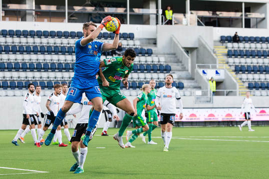 Örebros målvakt Oscar Jansson i kamp om bollen med