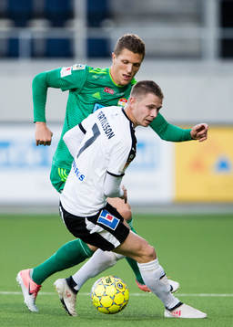 Dalkurds Alexander Ekblad i kamp om bollen med Örebros