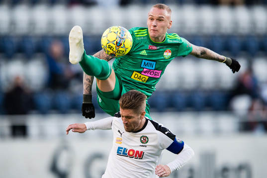 Dalkurds Adam Ståhl i kamp om bollen med Örebros Martin