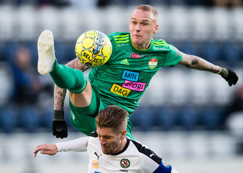 Dalkurds Adam Ståhl i kamp om bollen med Örebros Martin