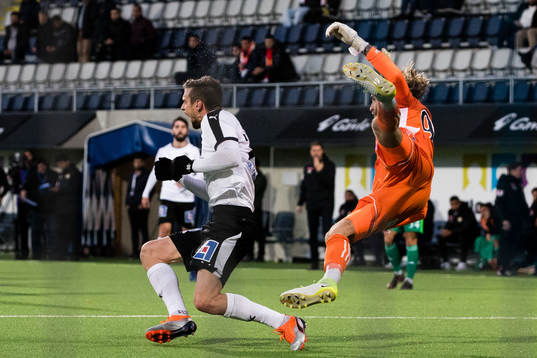 Örebros Filip Rogic och Dalkurds målvakt Stefan van der