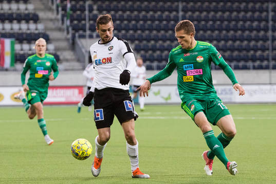 Örebros Filip Rogic i kamp om bollen med Dalkurds