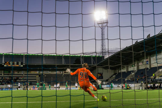 Dalkurds målvakt Stefan van de Lei med en utspark